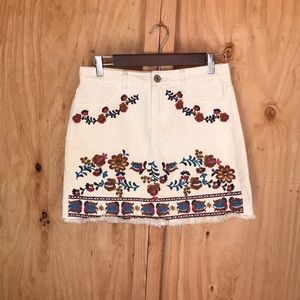 Umgee Women’s Size S Mini Skirt Embroidered White Jean